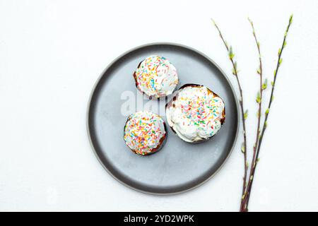 Torte di Pasqua su un piatto grigio. Festa religiosa. Posizionare sotto il testo. Banner pasquale. Glassa sul panino. Foto Stock