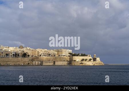 La Valletta, Malta, 23 dicembre 2023: Veduta del centro di la Valletta e del fuoco di Sant'Elmo sotto un cielo coperto, Europa Foto Stock