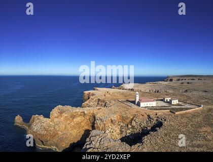 Vista dal drone del faro di Punta nati e delle scogliere costiere nel nord-ovest di Minorca Foto Stock