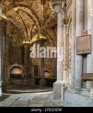 Avila, Spagna, 8 aprile 2024: Veduta di una cappella laterale in pietra di sangue nella cattedrale di Avila, Europa Foto Stock