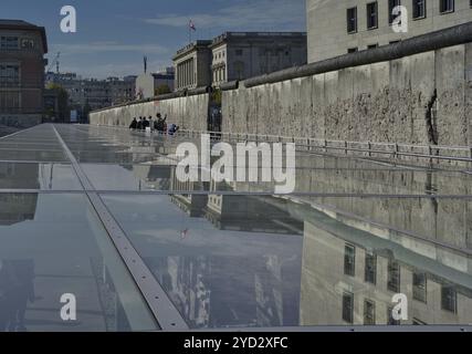 I turisti in un residuo del muro di Berlino, sotto il tetto di vetro, si trova la trincea espositiva del Museo Topografia del terrore, che commemora il cri Foto Stock