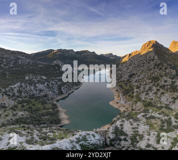 Una vista aerea del pittoresco lago di montagna Gorg Blau e del bacino idrico nelle montagne della Serra de Tramuntana nel nord di Maiorca Foto Stock