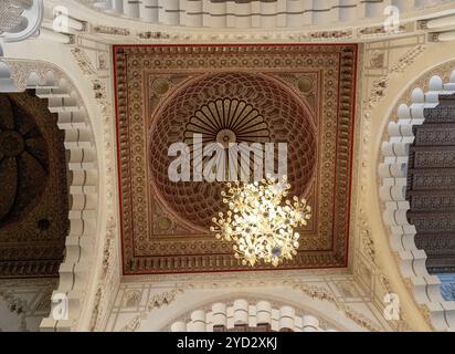 Casablanca, Marocco, 29 marzo 2024: Vista dettagliata di un soffitto ornato in legno di cedro e lampadario insidev la Moschea di Hassan II a Casablanca, Africa Foto Stock