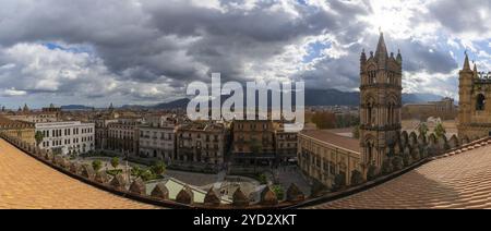 Una vista panoramica sui tetti del centro di Palermo con il campanile della cattedrale in primo piano Foto Stock