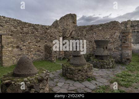 Pompei, Italia, 25 novembre 2023: Vasi di stoccaggio tradizionali tra le rovine dell'antica città di Pompei, Europa Foto Stock