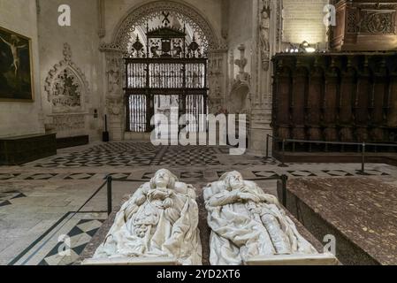 Burgos, Spagna, 14 aprile 2024: Veduta della tomba del duca e della duchessa di Frias nella Cappella della purificazione nella cattedrale di Burgos, Europa Foto Stock