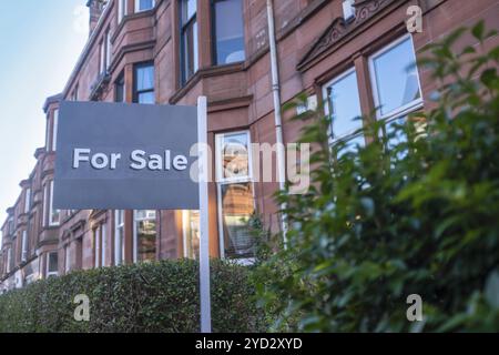 A in Vendita Sign Outside A Traditional Red Sandstone Tenement Appartamento (appartamento) a Glasgow Foto Stock