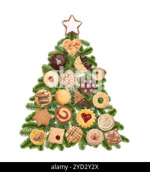 Albero di Natale fatto di biscotti fatti in casa, isolato Foto Stock