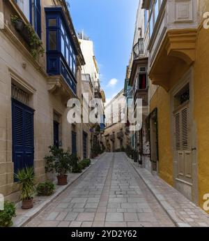 La Valletta, Malta, 23 dicembre 2023: Idilliaca e pittoresca strada cittadina nel centro di Birgu nelle tre città di la Valletta, Europa Foto Stock