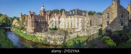 Panorama delle acque di Leith come si Venta attraverso Lo storico Dean Village di Edimburgo Foto Stock