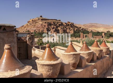 Ait Benhaddou, Marocco, 14 marzo 2024: Veduta del villaggio di terra argillosa di Ait Benhaddou nel Marocco meridionale, Africa Foto Stock