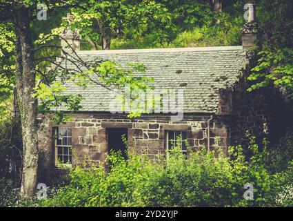 Un piccolo Cottage di antica casa o nascosti nei boschi Foto Stock