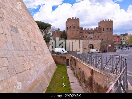 Vista sulla Piramide di Cestio e porta San Paolo nella città eterna di Roma Foto Stock