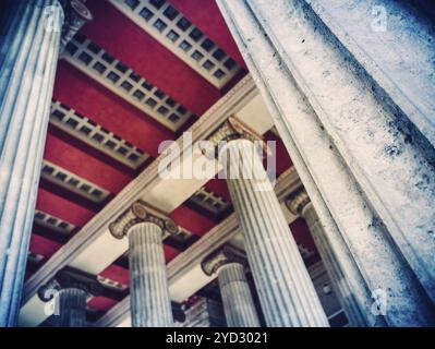 Foto in stile retrò delle colonne e del soffitto rosso della grande architettura greca o romana Foto Stock