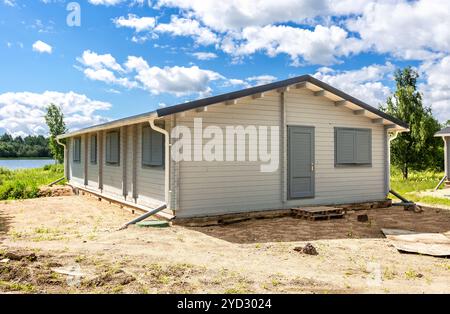 Costruzione di una nuova casa in legno in campagna Foto Stock