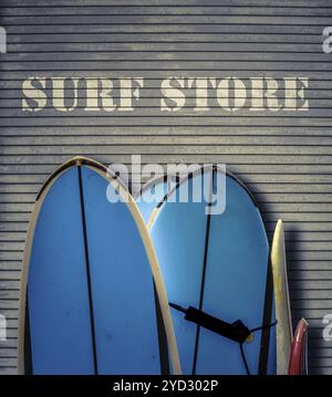 Insegna del negozio di surf con filtro retrò con tavole da surf blu Foto Stock