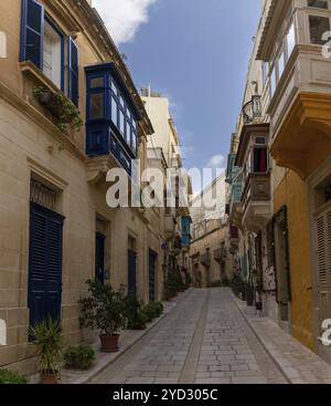 La Valletta, Malta, 23 dicembre 2023: Idilliaca e pittoresca strada cittadina nel centro di Birgu nelle tre città di la Valletta, Europa Foto Stock