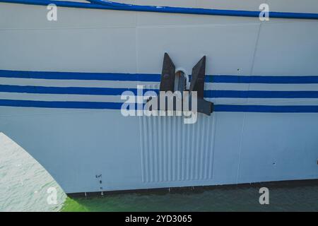 Balikpapan, Indonesia - 24 ottobre 2024. Vista ravvicinata dello scafo della nave KRI Bima Suci, con una grande ancora montata sul lato. Lo scafo è verniciato Foto Stock