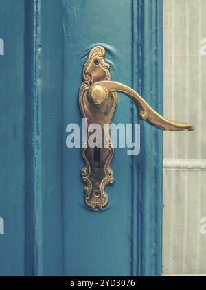 Dettaglio architettonico Di Una maniglia in ottone vintage su Una portiera verniciata di blu Foto Stock