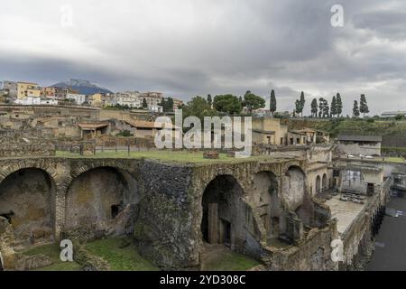 Ercolano, Italia, 25 novembre 2023: Veduta dell'antica città romana scavata di Ercolano vicino a Napoli, Europa Foto Stock