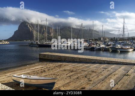 San Vito lo Capo, Italia, 4 gennaio, 2024: Veduta del porto e del porticciolo sportivo di San Vito lo Capo con il Monte Monaco sullo sfondo, Europa Foto Stock