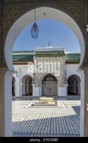 Fez, Marocco, 4 marzo 2024: Dettaglio architettonico del cortile interno dell'Università di al-Qarawiyyin e della moschea nel centro di Fez, Africa Foto Stock