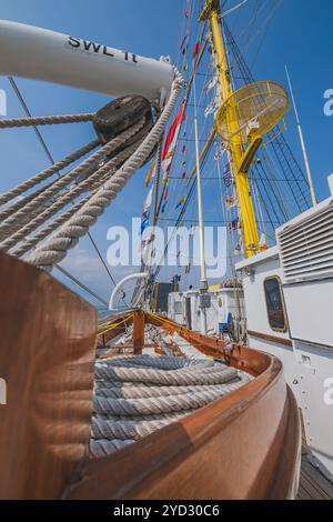 Balikpapan, Indonesia - 24 ottobre 2024. Una vista ravvicinata del ponte della nave KRI Bima Suci, con dettagli intricati come l'attrezzatura, le corde, le pulegge, e. Foto Stock