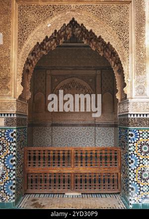 Marrakech, Marocco, 23 marzo 2024: Architettura marocchina tipoica con mosaici Zeliij e arco in legno di cedro scolpito nelle Tombe Saadiane di Marrakech, AF Foto Stock