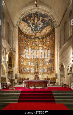 Salamanca, Spagna, 9 aprile 2024: Veduta dell'altare centrale e della pala dorata della vecchia cattedrale di Salamanca, Europa Foto Stock