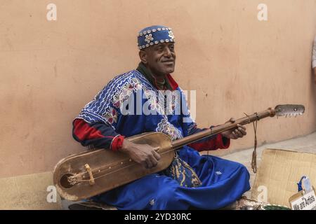 Marrakesh, Marocco, 23 marzo 2024: Musicista di strada che suona uno xalam dell'Africa occidentale nel centro di Marrakesh, Africa Foto Stock