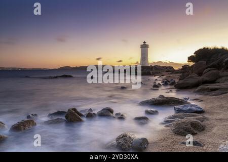 Vista a lunga esposizione del faro di Punta Palau sulla Costa Smeralda della Sardegna all'alba Foto Stock