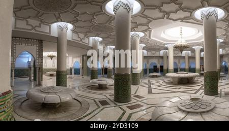 Casablanca, Marocco, 29 marzo 2024: Fontane di fiori di loto scolpiti in marmo nel bagno sotterraneo della Moschea di Hassan II a Casablanca, A. Foto Stock