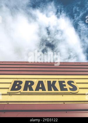 Un'officina di riparazione o un garage con cartello freni Gaudy Foto Stock