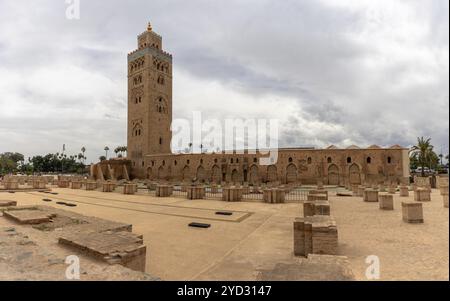 Marrakech, Marocco, 23 marzo 2024: Vista della moschea Kutubiyya nel vecchio quartiere medina del centro di Marrakech, Africa Foto Stock