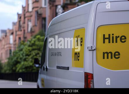 Un furgone o un furgone a noleggio con "Hire me" sul lato, utilizzato per spostare casa o appartamento a Glasgow, Scozia, Regno Unito, Europa Foto Stock