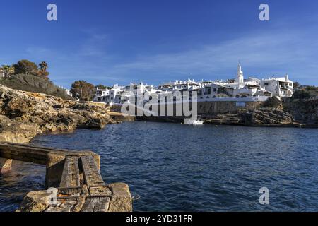 Binibeca Vell, Spagna, 24 gennaio 2024: Baia idilliaca e il villaggio imbiancato di Binibeca Vell a Minorca, Europa Foto Stock