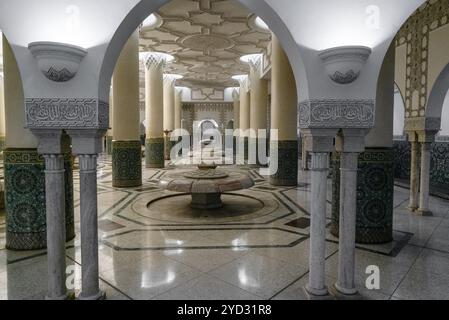 Casablanca, Marocco, 29 marzo 2024: Fontane di fiori di loto scolpiti in marmo nel bagno sotterraneo della Moschea di Hassan II a Casablanca, A. Foto Stock