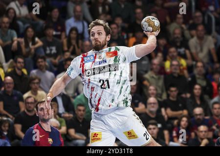 Albin Lagergren del SC Magdeburg durante la fase a gironi della EHF Champions League, partita di pallamano tra FC Barcelona e SC Magdeburg il 24 ottobre 2024 al Palau Blaugrana di Barcellona, Spagna Foto Stock