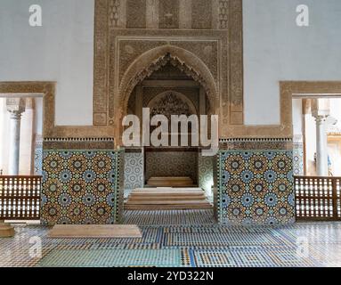 Marrakech, Marocco, 23 marzo 2024: Architettura marocchina tipoica con mosaici Zeliij e arco in legno di cedro scolpito nelle Tombe Saadiane di Marrakech, AF Foto Stock