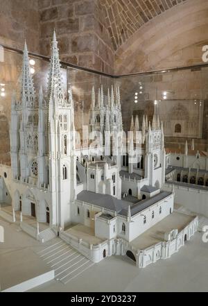 Burgos, Spagna, 14 aprile 2024: Un piccolo modello della cattedrale di Burgos all'interno del museo della cattedrale, Europa Foto Stock