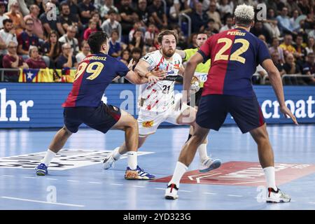 Albin Lagergren del SC Magdeburg e Javier Rodriguez del FC Barcelona durante la EHF Champions League, fase a gironi, partita di pallamano tra FC Barcelona e SC Magdeburg il 24 ottobre 2024 al Palau Blaugrana di Barcellona, Spagna Foto Stock