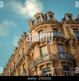 Antica architettura residenziale tradizionale con balconi a Tolosa, nel sud della Francia Foto Stock