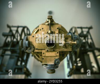 Vintage in ottone professionale Telescopio a rifrazione in un Osservatorio Astronomico Foto Stock