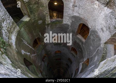 Orvieto, 18 novembre 2023: Veduta del profondo pozzo di San Patrizio nel centro di Orvieto, in Europa Foto Stock