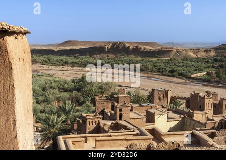 Ait Benhaddou, Marocco, 14 marzo 2024: Vista ravvicinata del villaggio di argilla di Ait Benhaddou nel Marocco meridionale, Africa Foto Stock