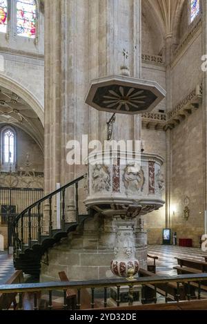 Segovia, Spagna, 7 aprile 2024: Veduta del pulpito nella navata centrale della Cattedrale di Segovia, Europa Foto Stock