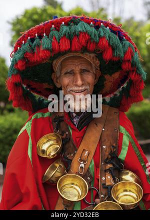 Marrakech, Marocco, 23 marzo 2024: Ritratto del tradizionale venditore d'acqua nella sua uniforme decorativa nel centro di Marrakech, Africa Foto Stock