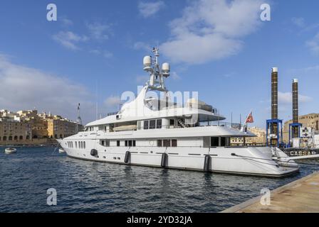 La Valletta, Malta, 23 dicembre 2023: Veduta dello yacht di lusso Talisman Maiton nel Grand Harbour di la Valletta, Europa Foto Stock