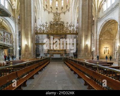 Segovia, Spagna, 7 aprile 2024: Veduta dell'altare nella navata centrale della Cattedrale di Segovia, Europa Foto Stock