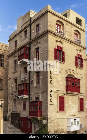 Valletta, Malta, 23 dicembre 2023: Vista dello storico Bridge Bar nel centro di Valletta, Europa Foto Stock